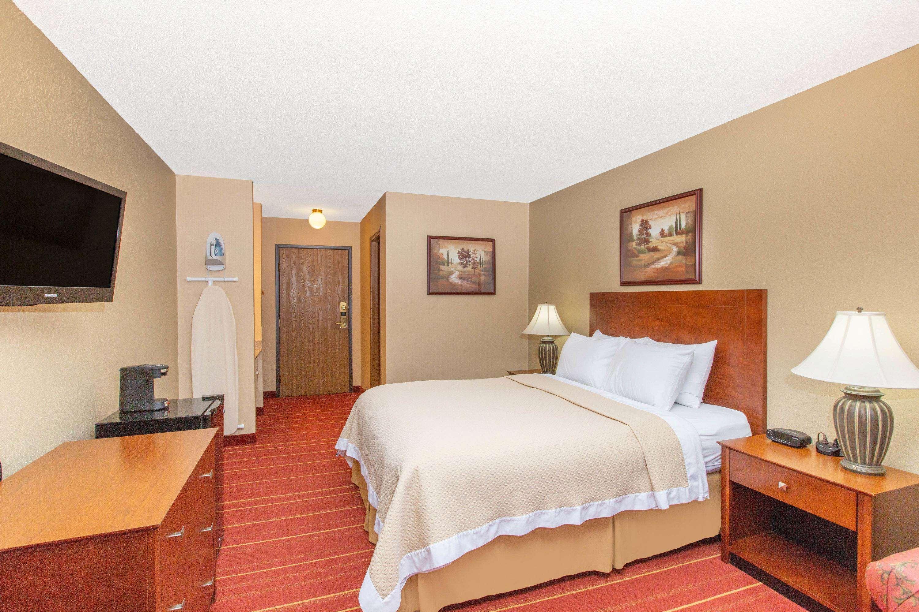 Days Inn By Wyndham Salina I-70 Exterior photo