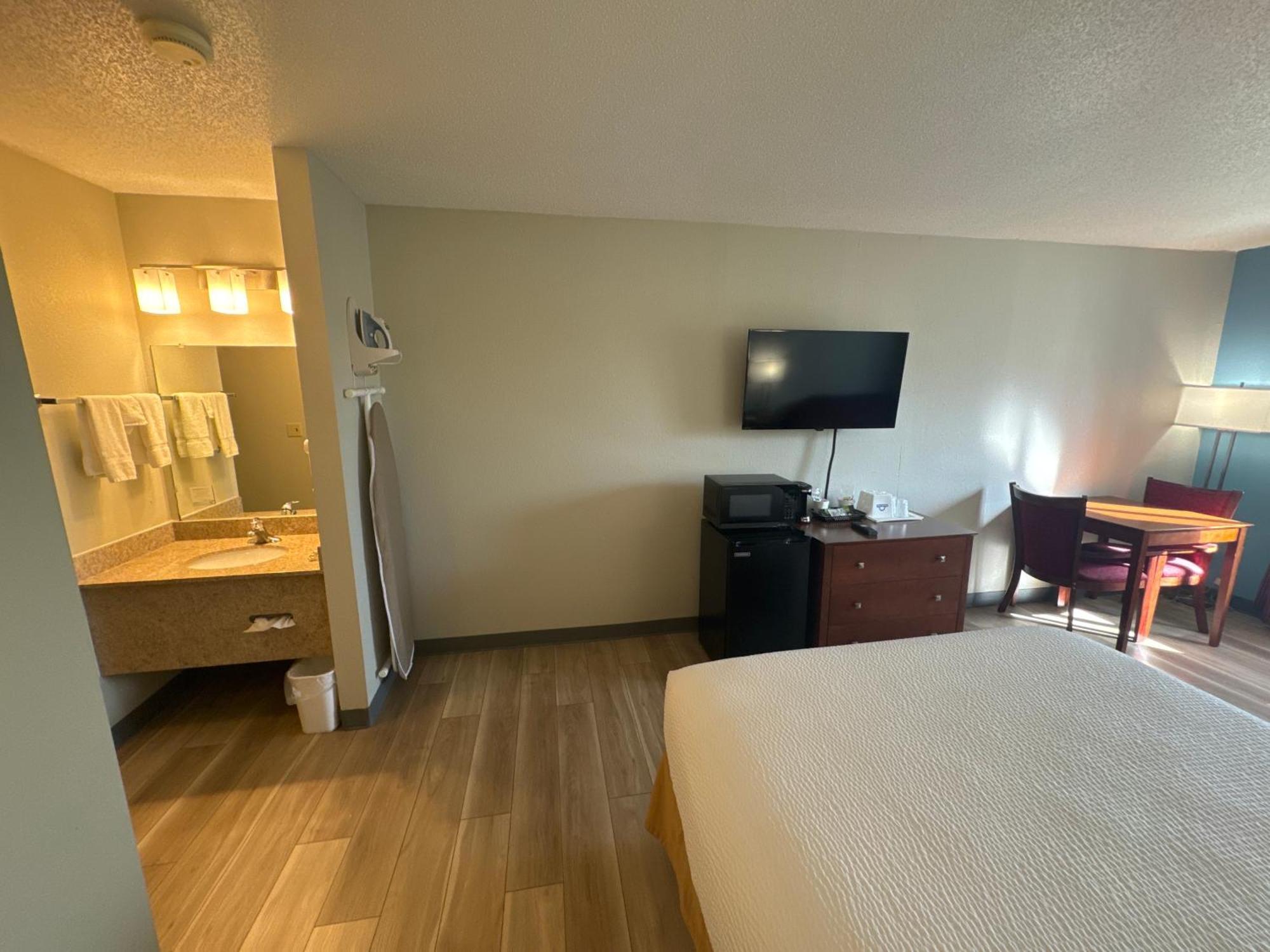 Days Inn By Wyndham Salina I-70 Exterior photo