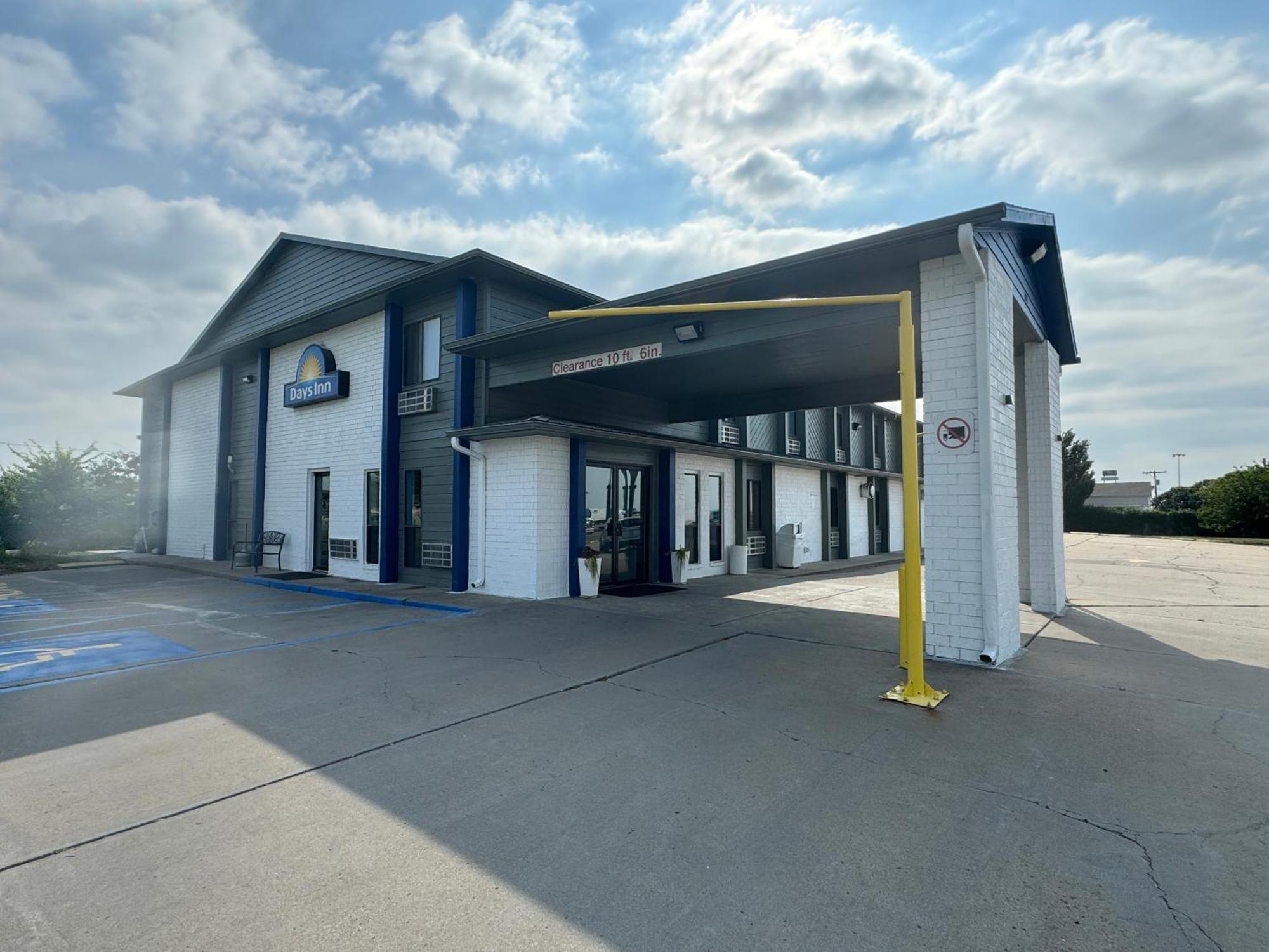 Days Inn By Wyndham Salina I-70 Exterior photo