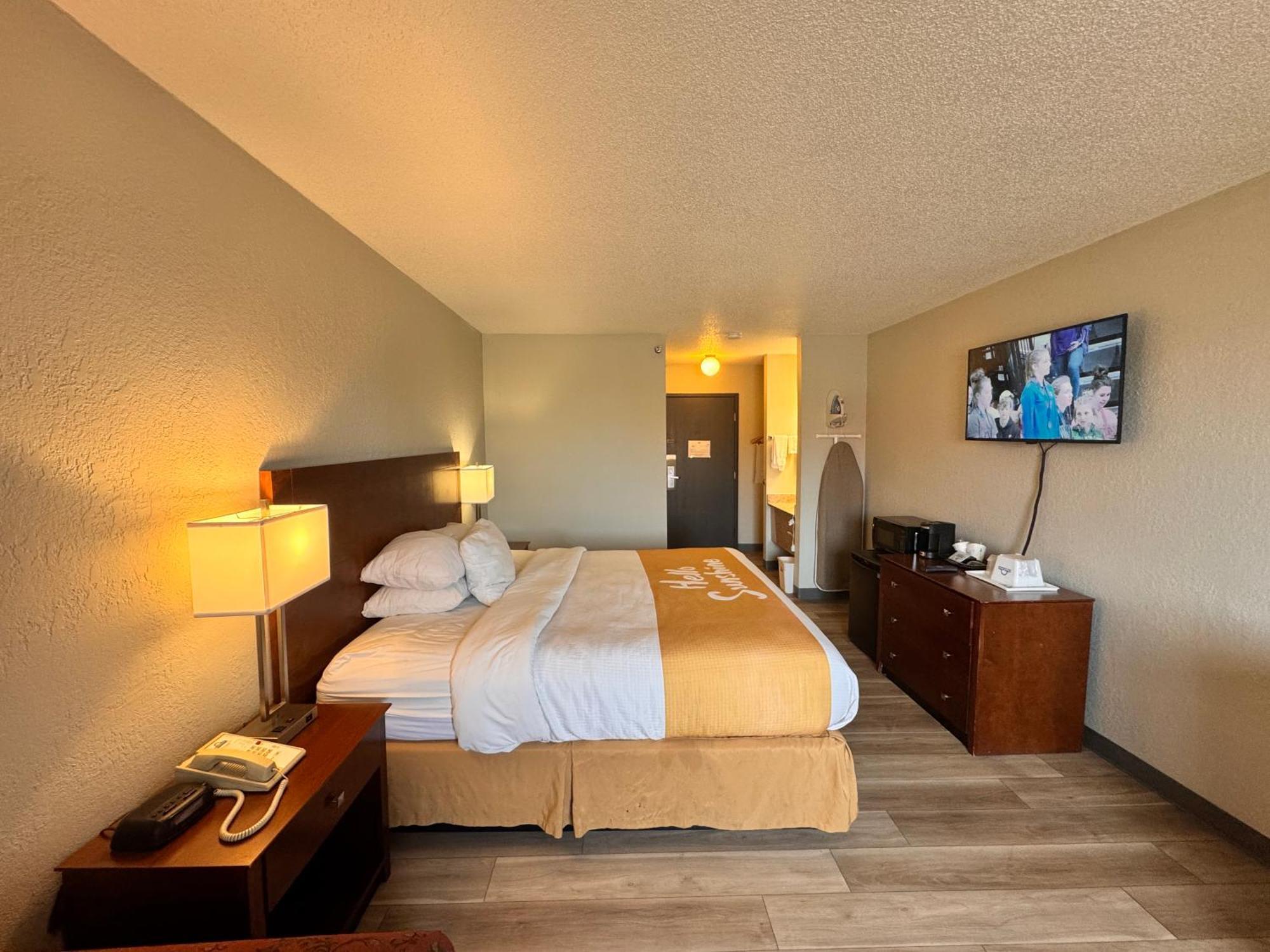 Days Inn By Wyndham Salina I-70 Exterior photo