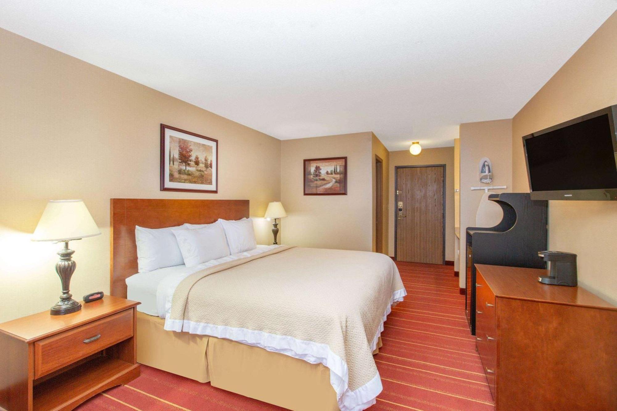 Days Inn By Wyndham Salina I-70 Exterior photo
