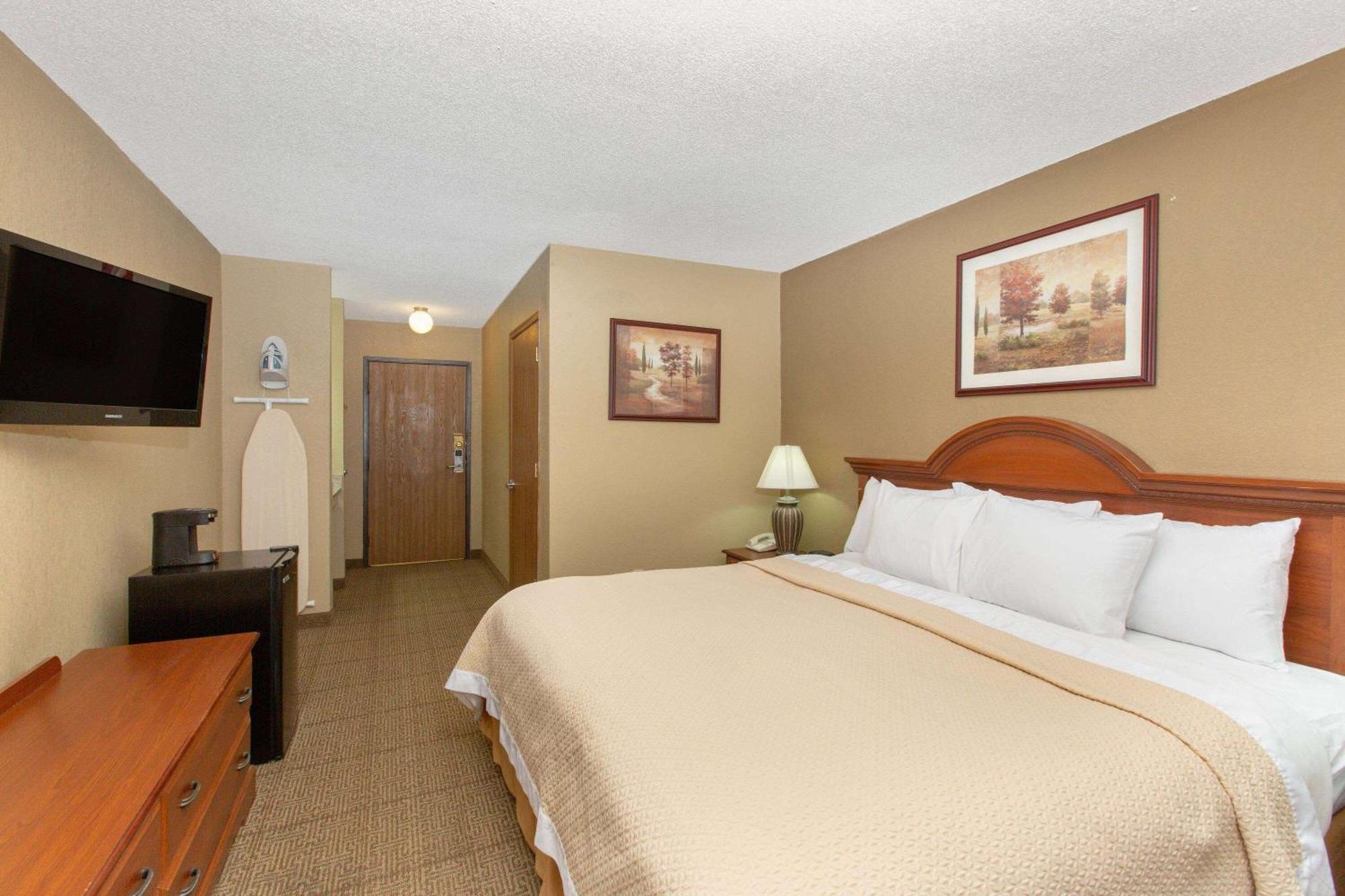 Days Inn By Wyndham Salina I-70 Exterior photo